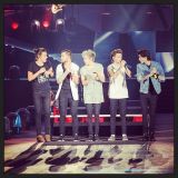 One Direction se apresentando na "On The Road Again Tour", em 2015