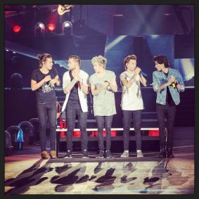 One Direction se apresentando na "On The Road Again Tour", em 2015