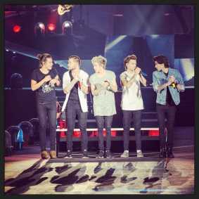 One Direction se apresentando na "On The Road Again Tour", em 2015