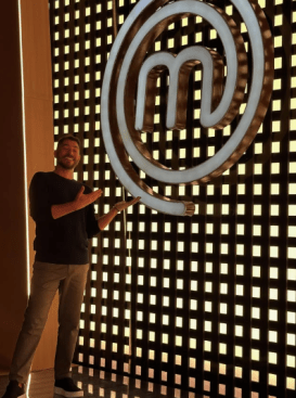 Evaristo Costa postou uma foto no cenário de Masterchef
