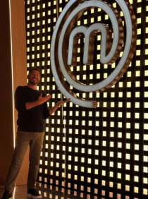 Evaristo Costa postou uma foto no cenário de Masterchef