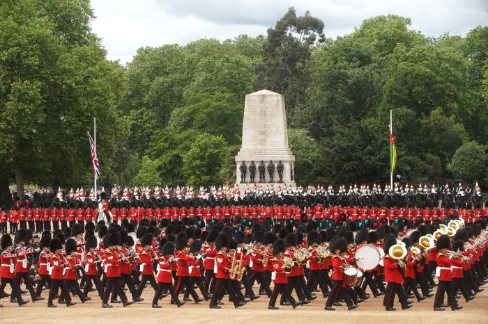 Evento britânico, para a família real. Neste sábado (15), há também a famosa reunião da família na varanda do palácio para assistir a um sobrevoo de aviões da Força Aérea Britânica Evento britânico, para a família real. Neste sábado (15), há também a famosa reunião da família na varanda do palácio para assistir a um sobrevoo de aviões da Força Aérea Britânica