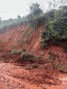 Deslizamentos e pontos de alagamentos deixaram diversas vias interditadas em Ewbank Câmara