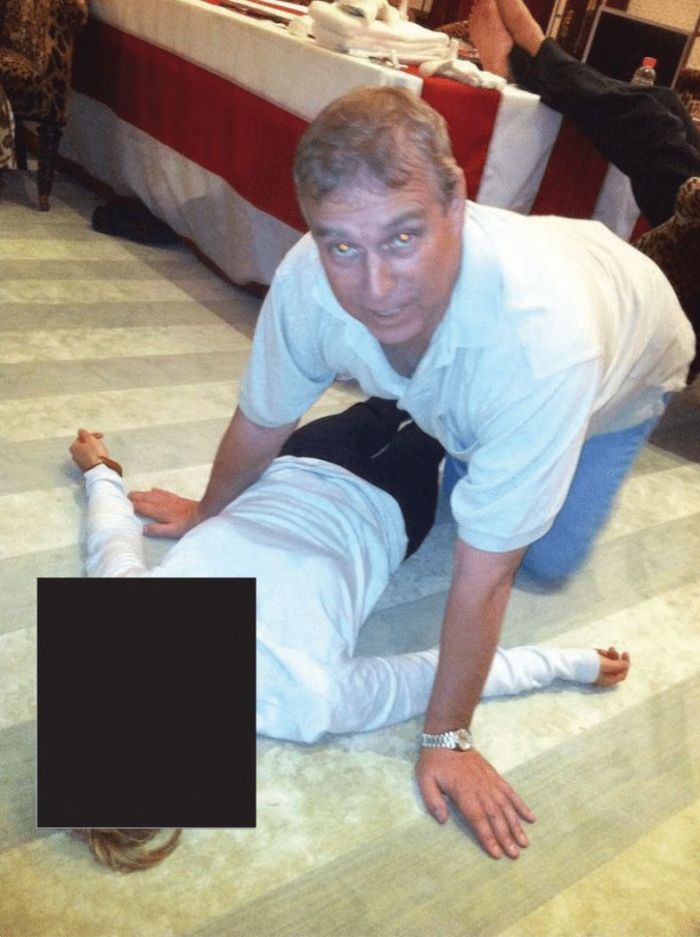 Foto tirada em um local não divulgado e publicada pelo Departamento de Justiça dos EUA como parte dos arquivos de Jeffrey Epstein, mostra o ex-príncipe britânico Andrew Mountbatten-Windsor ajoelhado sobre uma mulher deitada no chão.