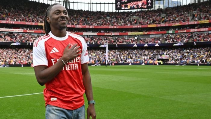 Arsenal apresenta o meia-atacante Eberechi Eze no Emirates Stadium