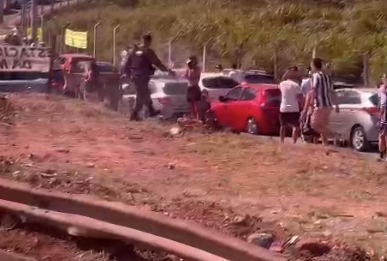 Torcedores do Atlético registram abuso de autoridade de policial militar contra mulher