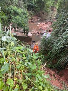 Jovem é arrastado para galeria e desaparece durante chuva forte em Sabará