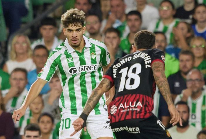 Vitor Roque perde chances, e Betis perde dentro de casa para o Mallorca
