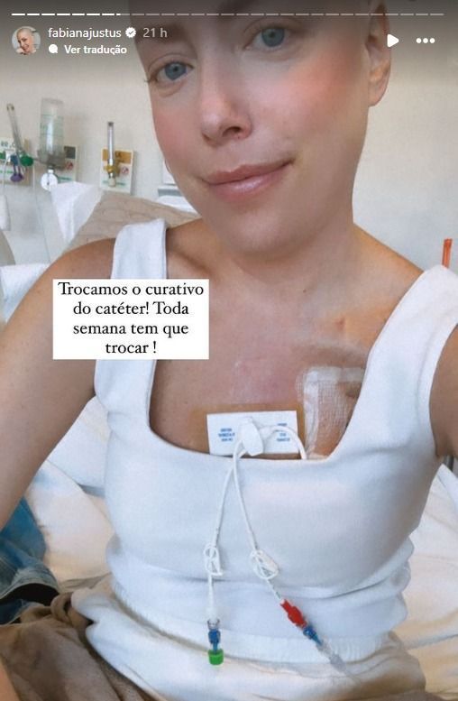 Fabiana Justus fala sobre trocas de curativo do catéter, após ter sido diagnosticada com leucemia mieloide aguda.