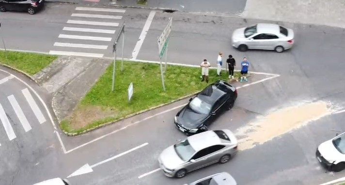 BMW sobe em passeio, atinge placa e fica atravessada na av. Barão Homem de Melo, em BH