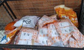 Após serem embaladas por Marcus Vinícius encomendas aguardam o recolhimento para entrega na fábrica Chico Rei Foto Roberta Oliveira Itatiaia
