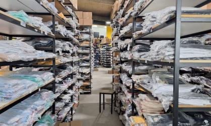 Camisas prontas para venda na fábrica da Chico Rei