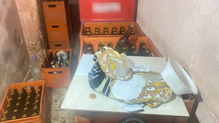 Caixas com rótulos e tampas e sete máquinas usadas para lacrar as bebidas foram apreendidas pela polícia