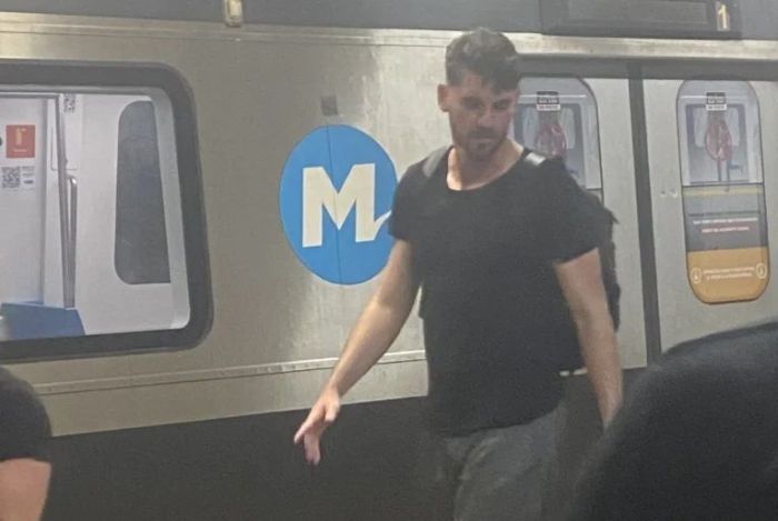 Fabrício é flagrado saindo do Metrô, após eliminar o Vasco