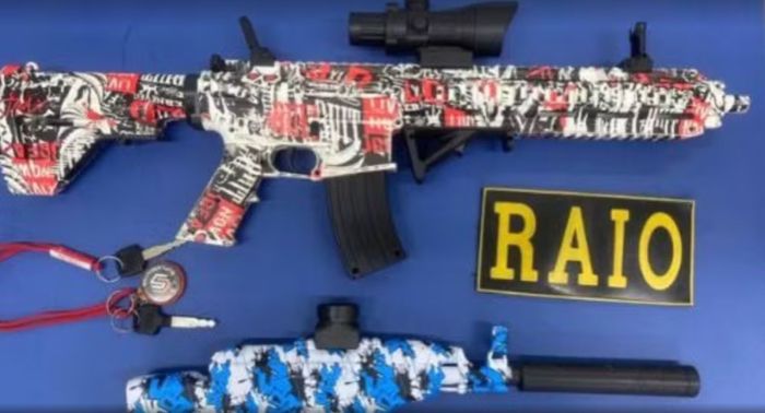 Quatro homens foram detidos pela polícia em Fortaleza por assustarem moradores com armas de brinquedo que simulam fuzis. Quatro homens foram detidos pela polícia em Fortaleza por assustarem moradores com armas de brinquedo que simulam fuzis.