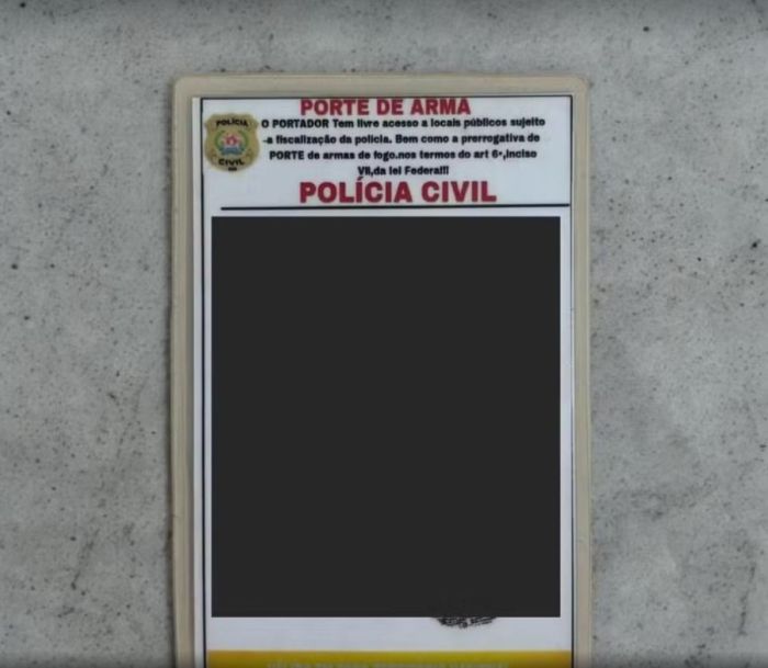 Falsa carteira funcional da polícia civil com autorização para porte de arma, feita pelo homem. Falsa carteira funcional da polícia civil com autorização para porte de arma, feita pelo homem.