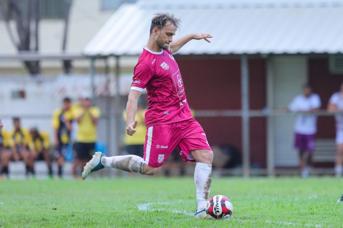 Zagueiro e capitão do Iguaçu, Matheus Escala cobrou a falta que resultou no gol da classificação Zagueiro e capitão do Iguaçu, Matheus Escala cobrou a falta que resultou no gol da classificação