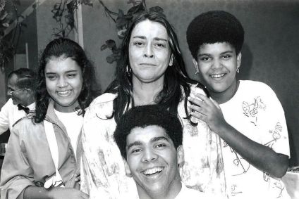 Gilberto Gil publicou fotos com Sandra Gadelha e os filhos ainda crianças