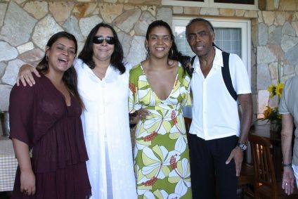 Gilberto Gil publicou fotos com Sandra Gadelha e os filhos ainda crianças