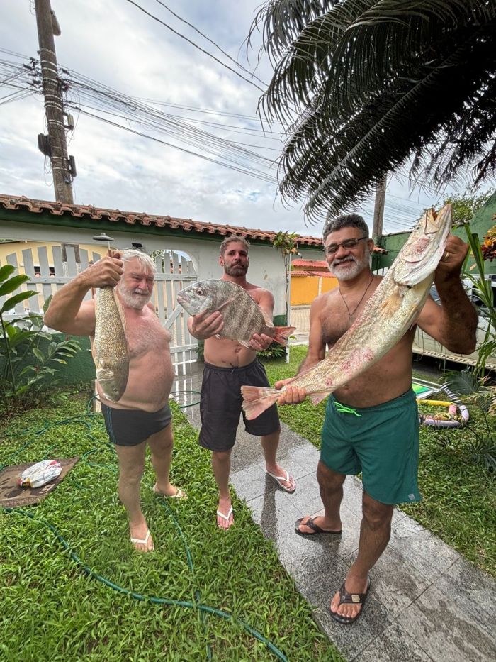 Família de Paula com os três peixes comprados, um deles, com 'dentes humanos'.