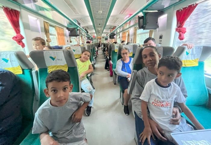 Família viaja com a criançada de trem de BH (MG) até Vitória (ES)