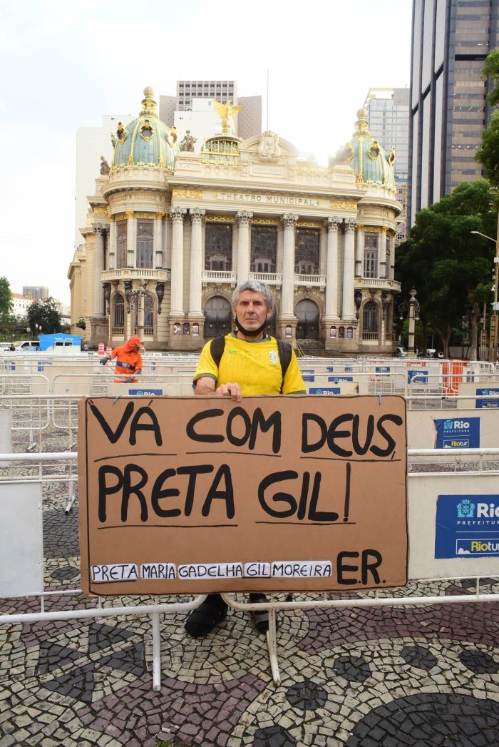 Fã comparece ao Theatro Municipal do Rio para se despedir de Preta Gil 