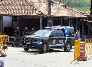 Fãs vão até penitenciária para apoiar Oruam