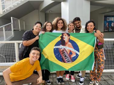 Fãs da cantora Marina Sena