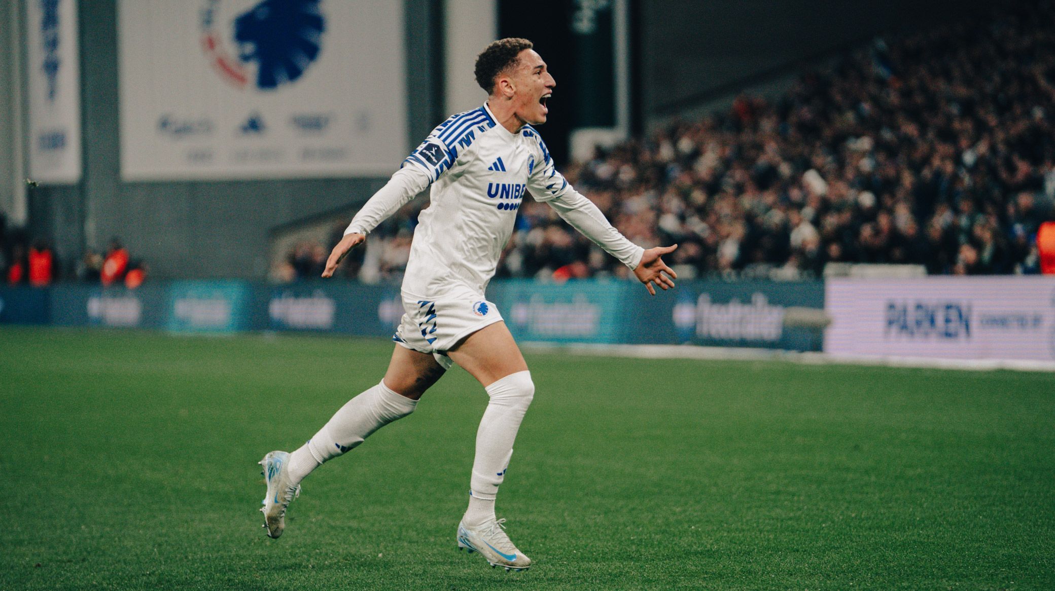Atacante emprestado pelo Cruzeiro faz primeiro gol na Europa e se destaca