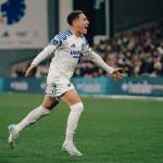 Atacante emprestado pelo Cruzeiro faz primeiro gol na Europa e se destaca