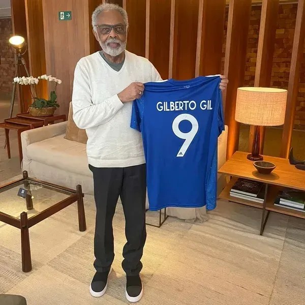 Gilberto Gil ganhou camisa do Cruzeiro em 2022