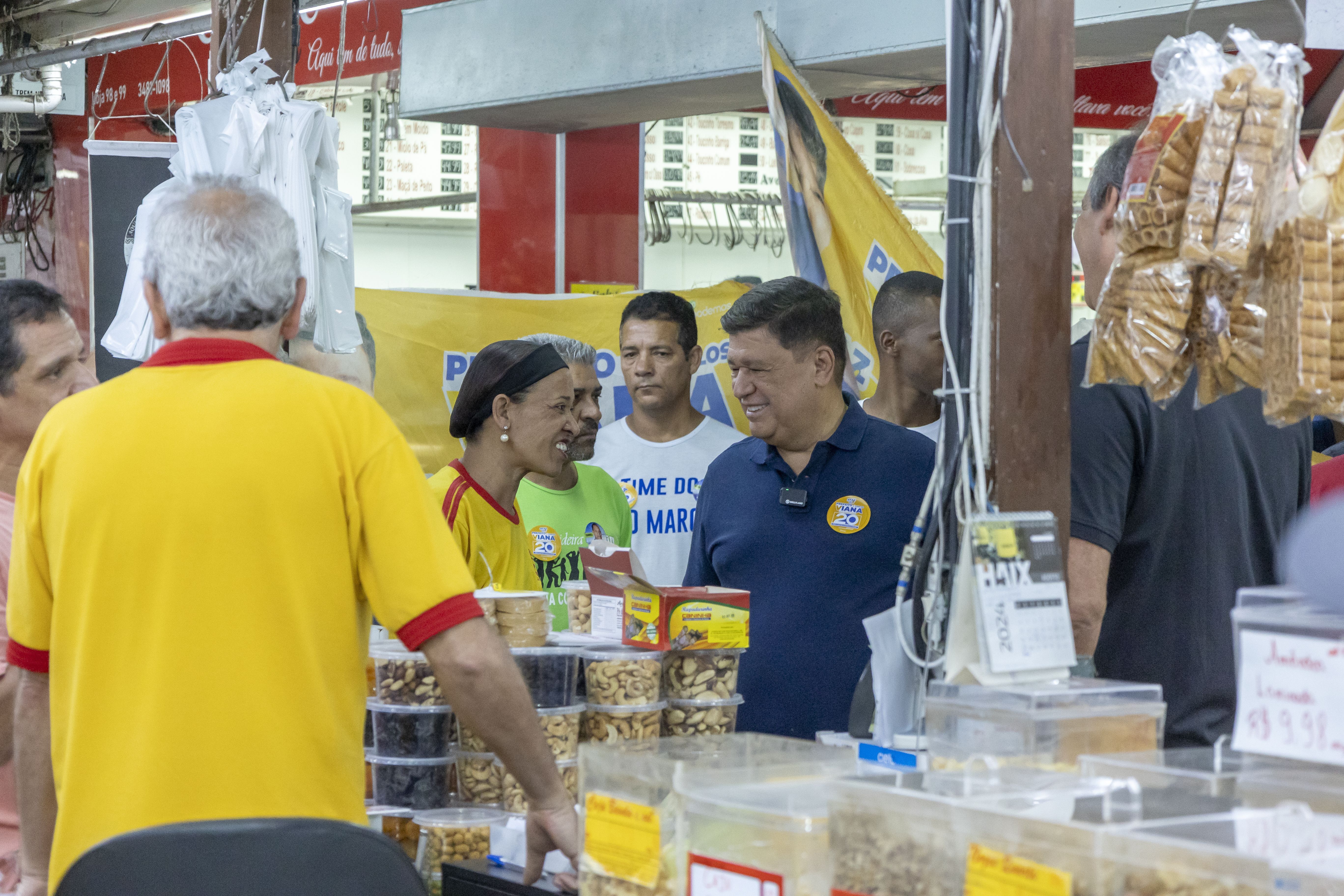 Carlos Viana visita a Feira dos Produtores e conversa com comerciantes