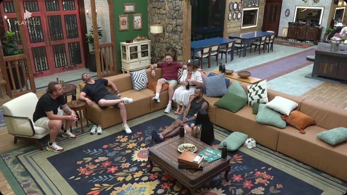 Fernanda comenta com peões sobre bronca que recebeu na despensa Fernanda comenta com peões sobre bronca que recebeu na despensa