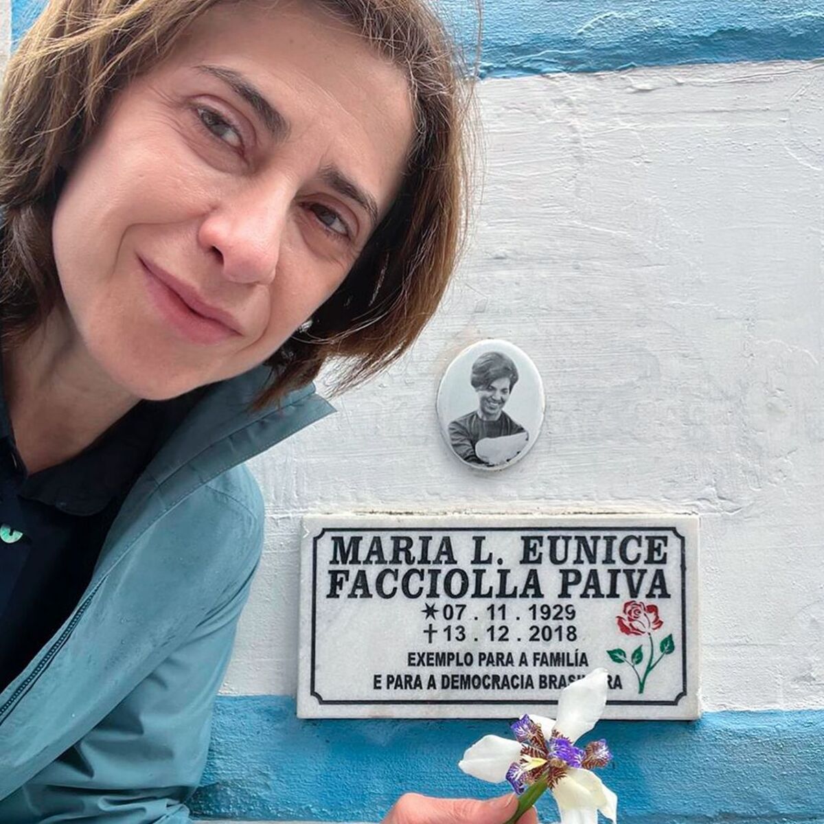 Aposta para o Oscar, Fernanda Torres publica foto em túmulo de Eunice Paiva: 'Fui agradecer'