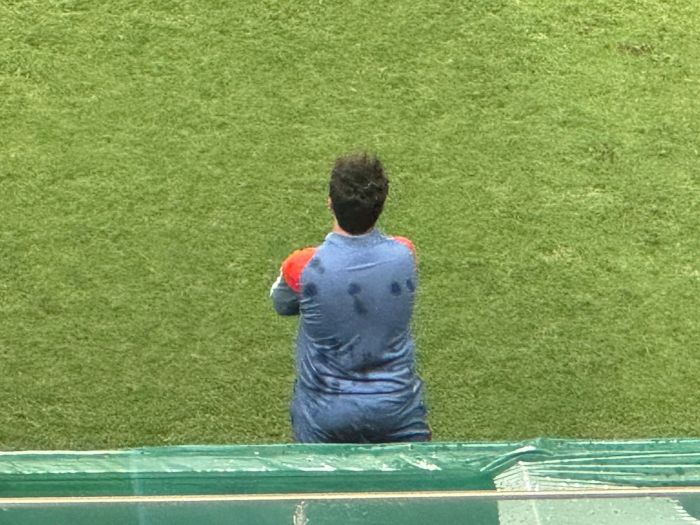 Fernando Diniz levou uma 'copada' nas costas durante Cruzeiro x Flamengo, no Independência Fernando Diniz levou uma 'copada' nas costas durante Cruzeiro x Flamengo, no Independência