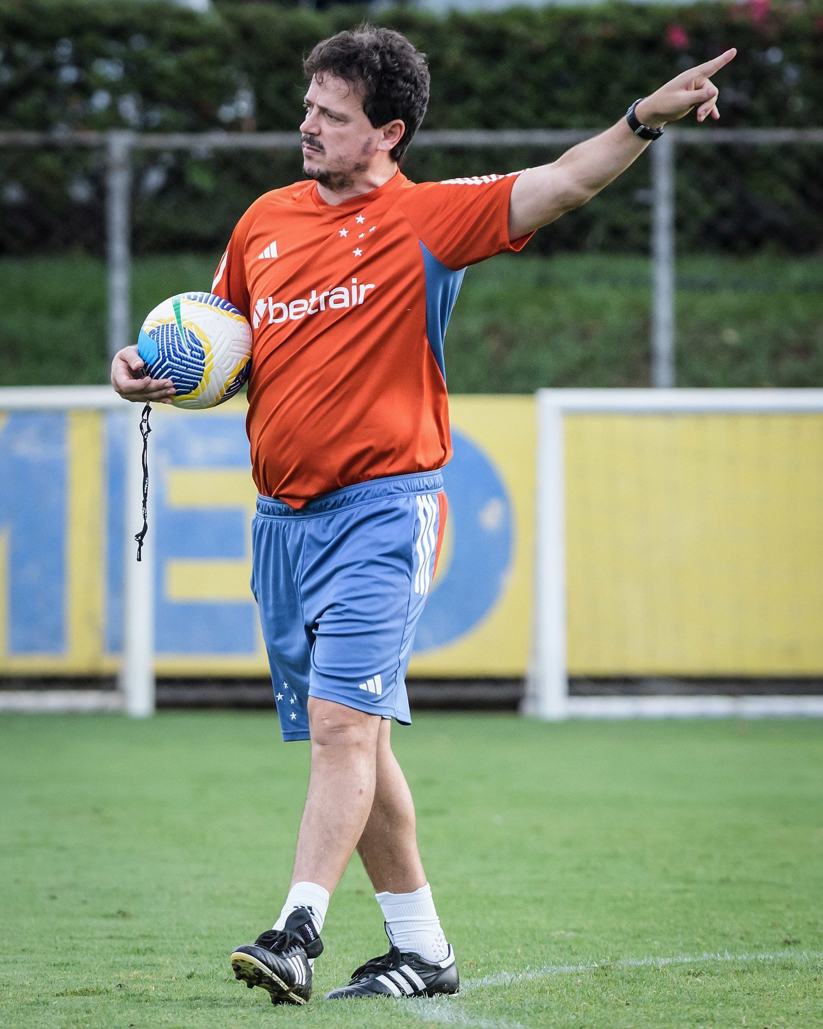 Escalação do Cruzeiro: Diniz surpreende e muda o meio-campo para jogo contra Criciúma