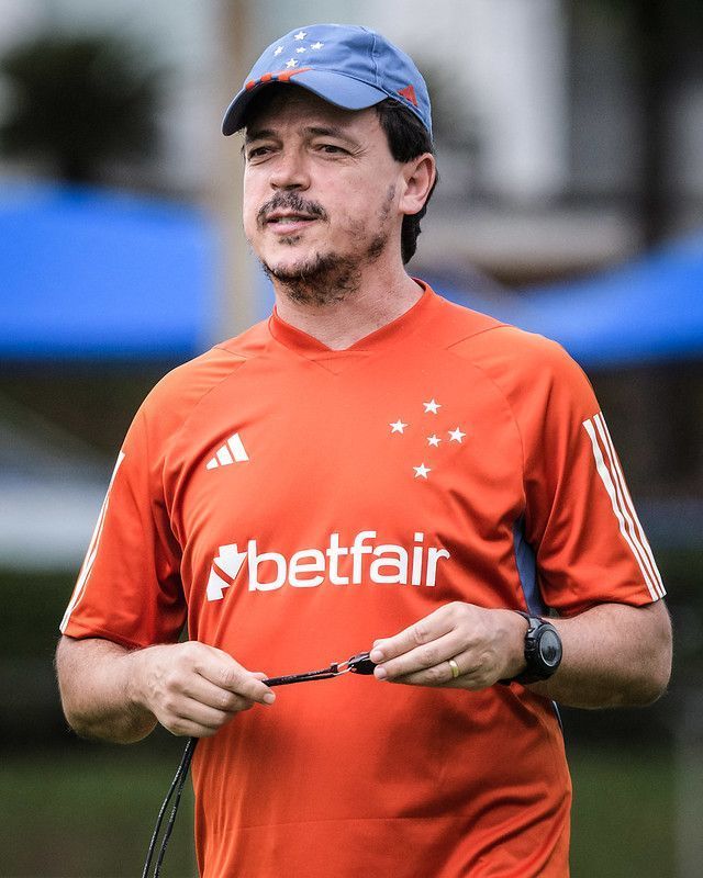 Diniz define o Cruzeiro com quatro mudanças para encarar o Palmeiras pelo Brasileiro