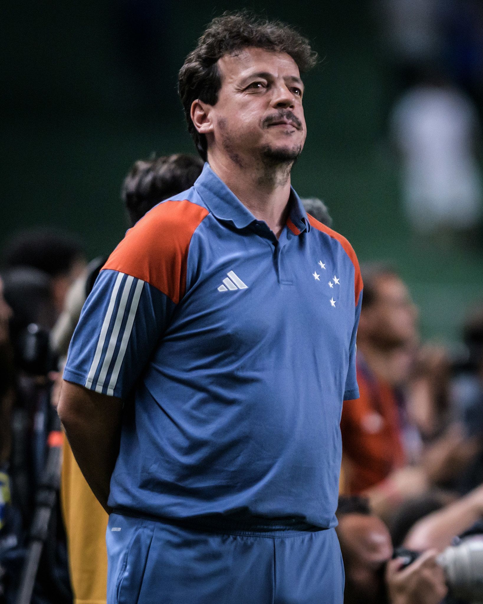 Após ser atingido por copo, Diniz faz pedido à torcida do Cruzeiro