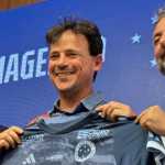Diniz cita times históricos do Cruzeiro ao falar sobre semelhanças de estilo de jogo