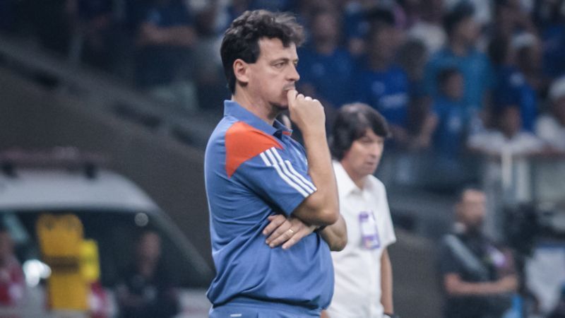 Amarelo, orientações e nervosismo: as reações de Diniz na estreia pelo Cruzeiro