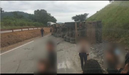 Carreta tomba e fecha trecho da Fernão Dias