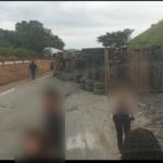 Fernão Dias: batida entre carreta e caminhão fecha a rodovia na Grande BH