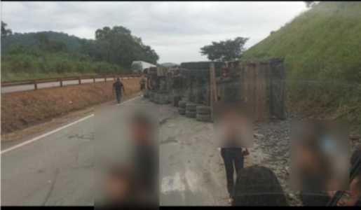 Carreta tomba e fecha trecho da Fernão Dias