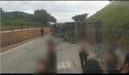 Carreta tomba e fecha trecho da Fernão Dias