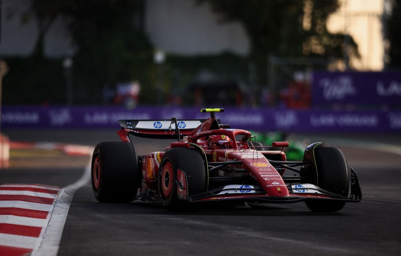 F1: Sainz lidera segundo treino marcado por paralisação e abandono de Verstappen
