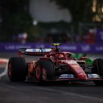 F1: Sainz lidera segundo treino marcado por paralisação e abandono de Verstappen