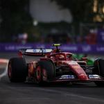 F1: Sainz lidera segundo treino marcado por paralisação e abandono de Verstappen