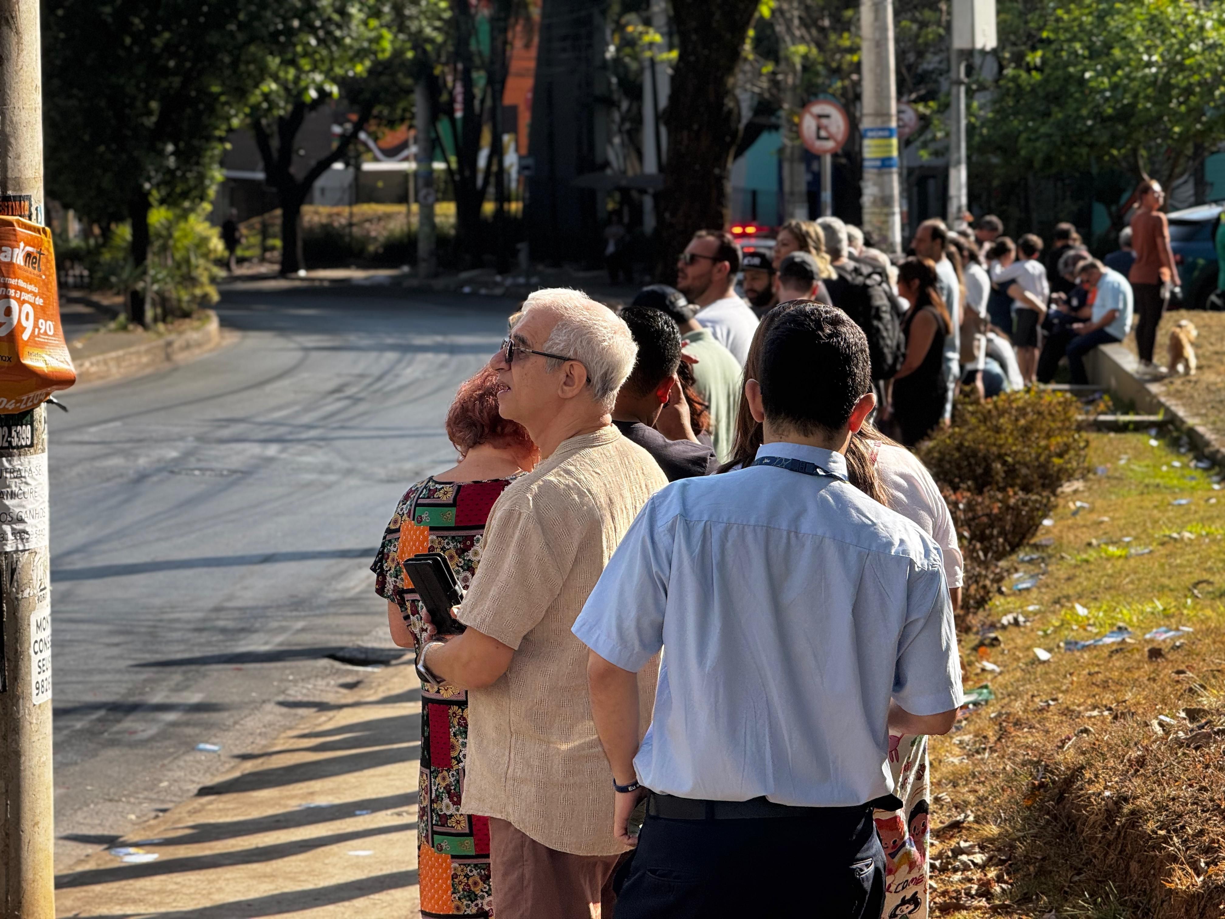 Eleitores da Grande BH formam filas uma hora antes do início da votação