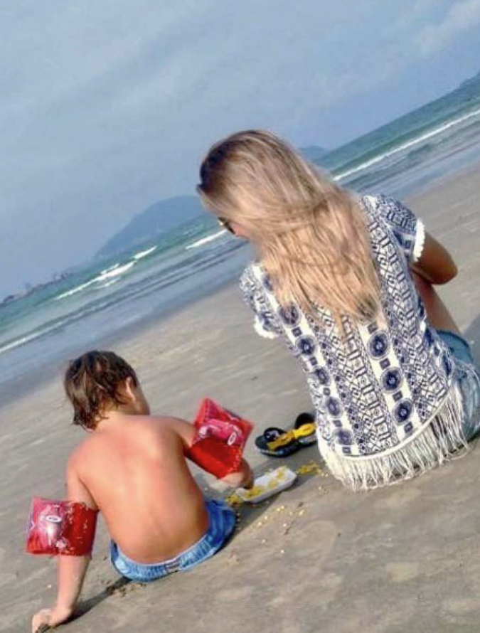Foto postada em julho de 2020 mostra Aline ao lado do filho na praia