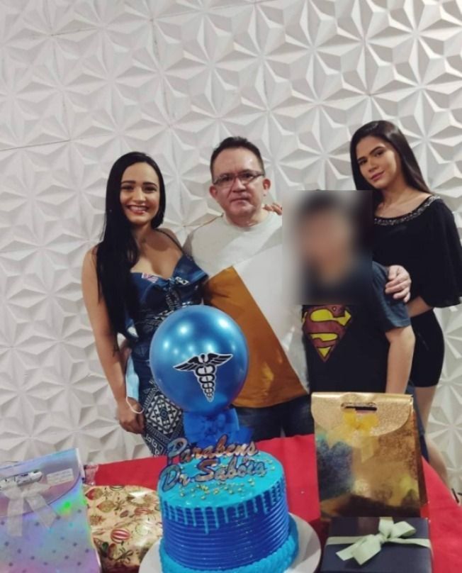 Ex-prefeito de Luzilândia, Vicente de Sabóia aparece com os três filhos. Àdireita, Maria Clara aparece usando um vestido preto.